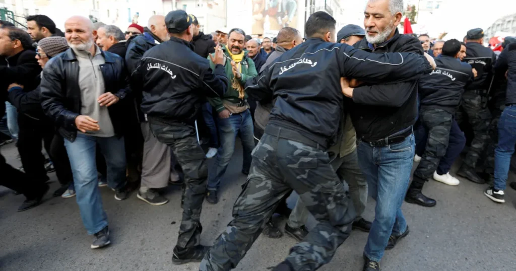 انتقادات لتوظيف جزائريين في ذكرى الثورة التونسية