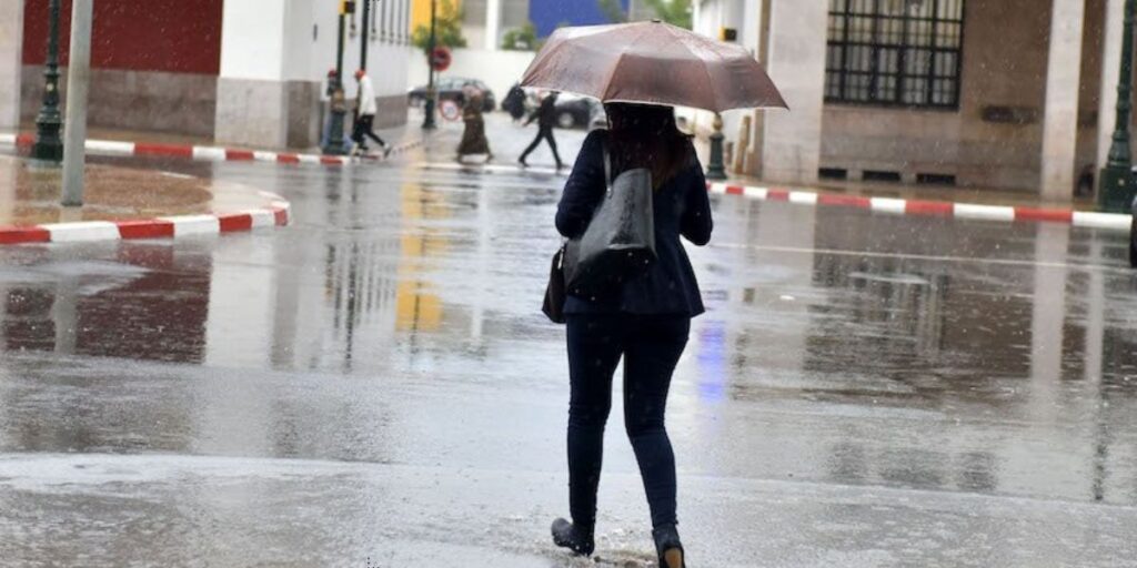 أمطار وزخات رعدية وبرد قارس يجتاح مناطق مغربية