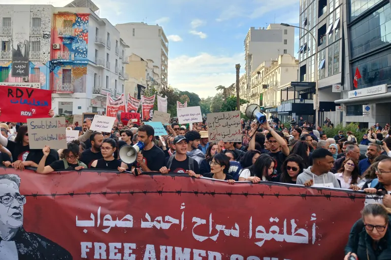 احتجاجات تونس تطالب بإطلاق المعتقلين