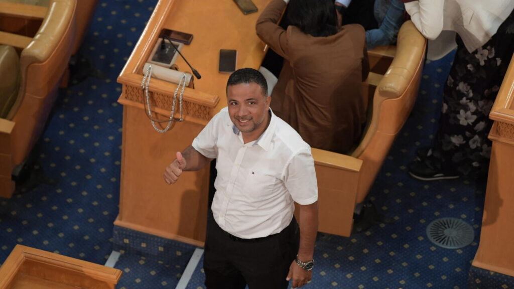 تونس توقف المعارض سيف الدين مخلوف فور ترحيله من الجزائر